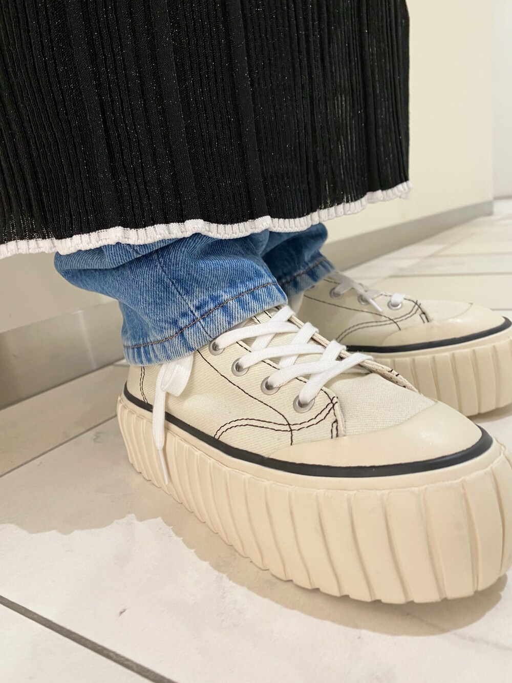 ブラック系のその他トップス、ブラック系のワンピース、ブラック系のハンドバッグを着用したレディースの夏コーディネートの3枚目の写真