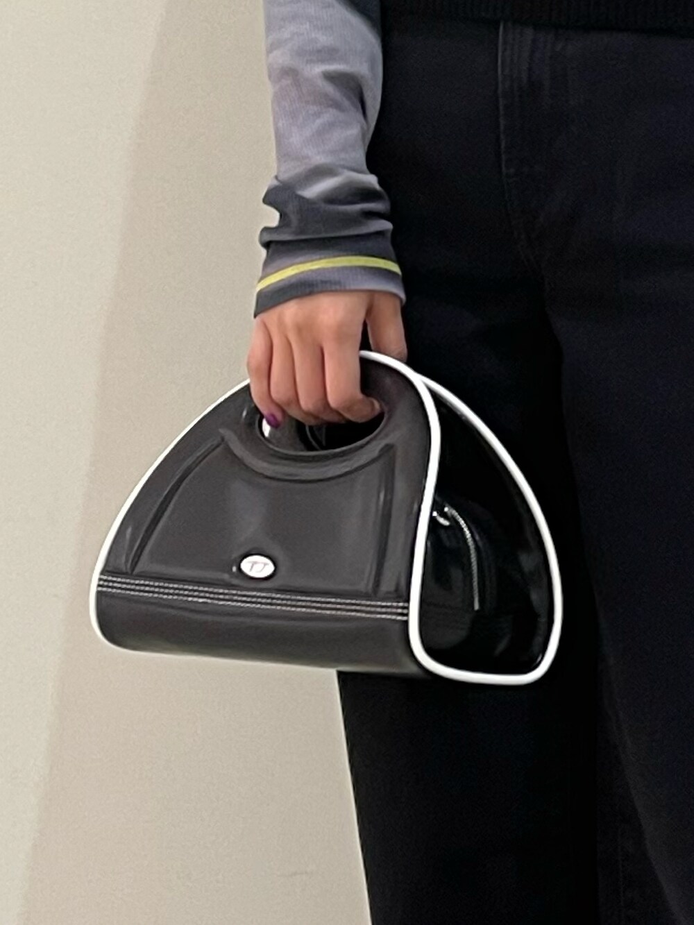 ブラック系のハンドバッグ、その他のTシャツ/カットソー、ブラック系のデニムパンツを着用したレディースの秋コーディネートの2枚目の写真