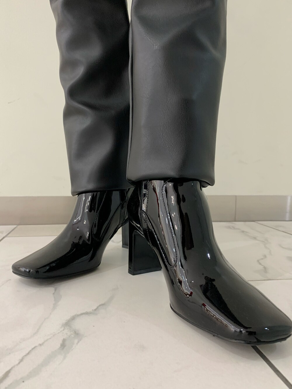 ブラック系のショルダーバッグ、ブラック系のその他パンツ、ブラック系のブーツを着用したレディースの秋コーディネートの3枚目の写真