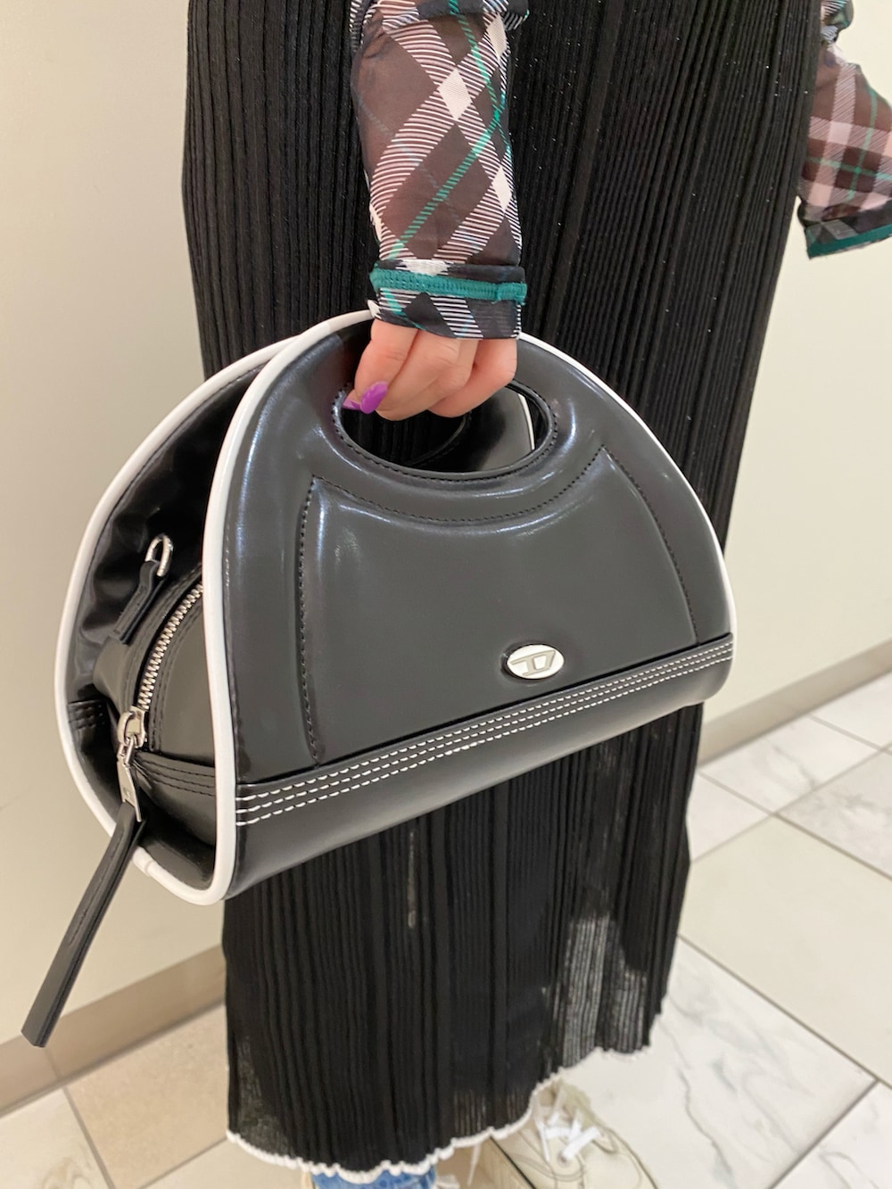 ブラック系のその他トップス、ブラック系のワンピース、ブラック系のハンドバッグを着用したレディースの夏コーディネートの2枚目の写真