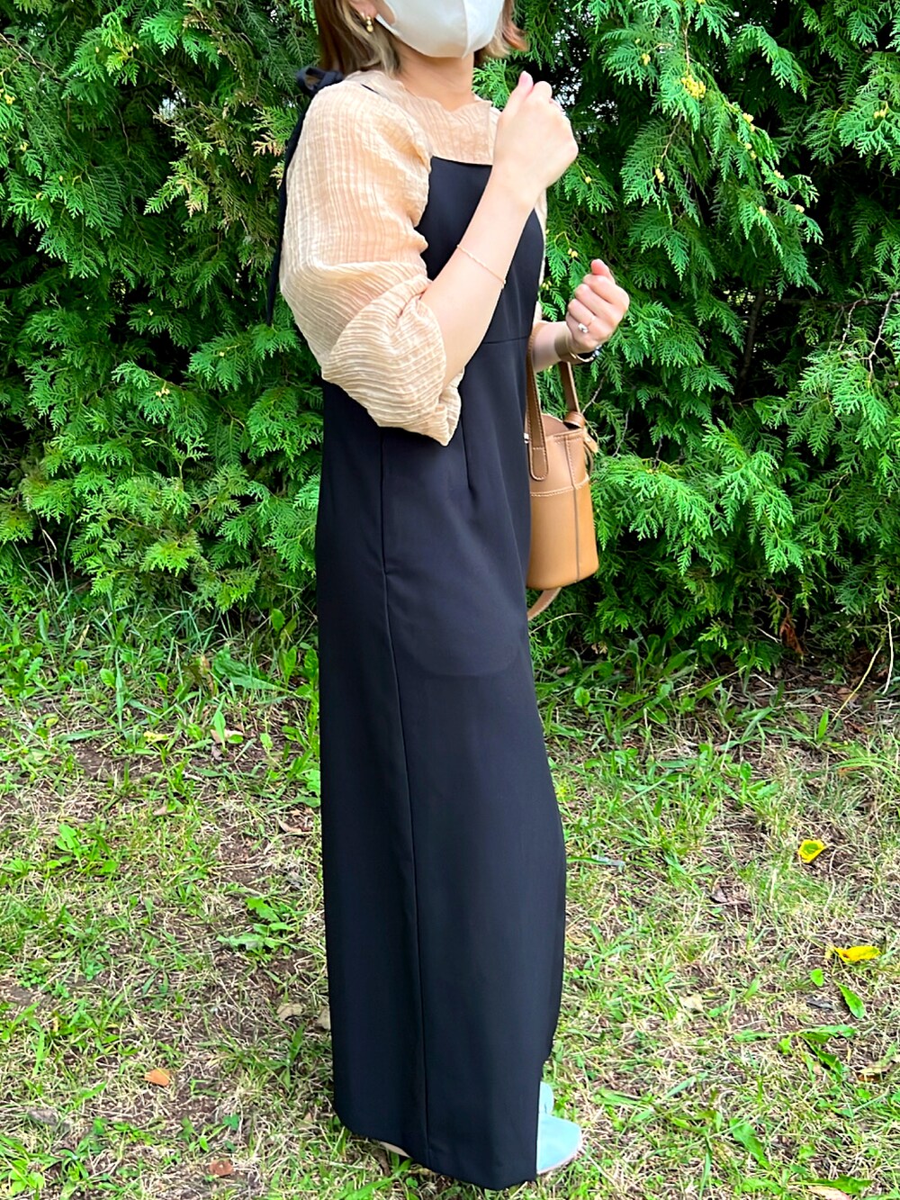 ブルー系のシューズ、ブラック系のワンピース、ベージュ系のワンピース/ドレスを着用したレディースの夏コーディネートの2枚目の写真