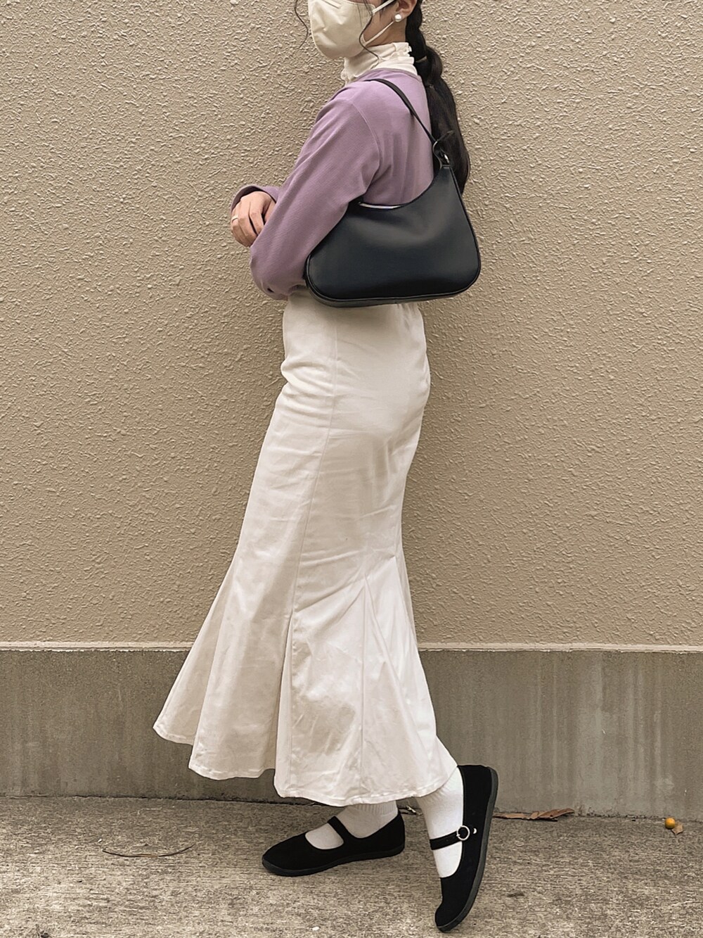 パープル系のカーディガン/ボレロ、ブラック系のバッグ、ホワイト系のスカートを着用したレディースの春コーディネートの3枚目の写真