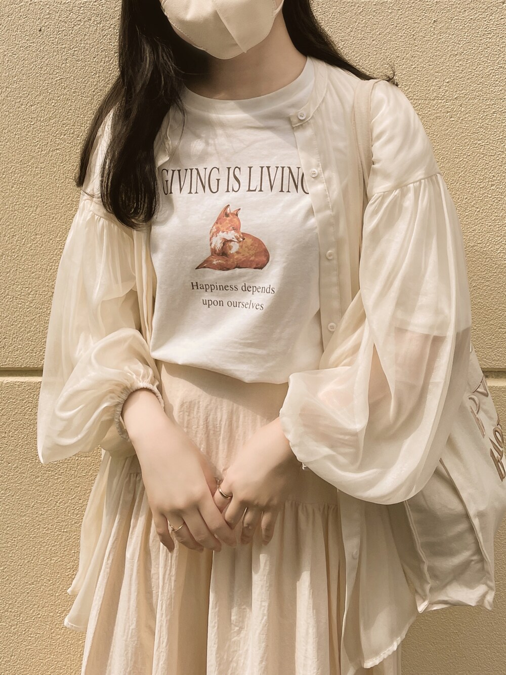 ホワイト系のTシャツ/カットソー、ホワイト系のシャツ/ブラウス、ベージュ系のスカートを着用したレディースの秋コーディネートの3枚目の写真