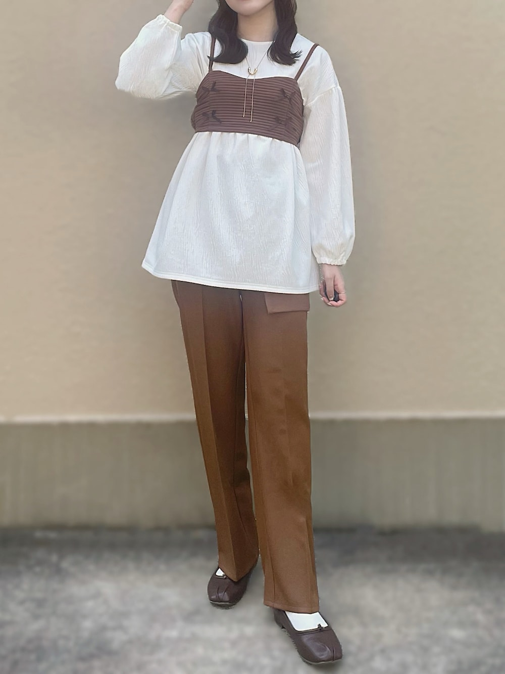 ブラウン系のその他トップス、ブラウン系のスラックス、ブラウン系のパンプスを着用したレディースの秋コーディネートの2枚目の写真