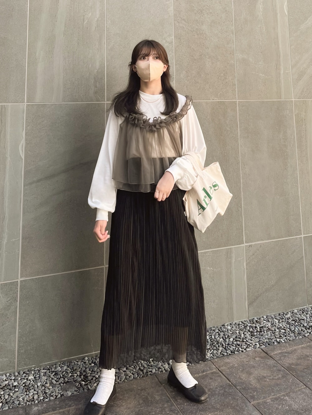 ホワイト系のTシャツ/カットソー、ブラック系のスカート、ブラック系のバレエシューズを着用したレディースの秋コーディネートの2枚目の写真