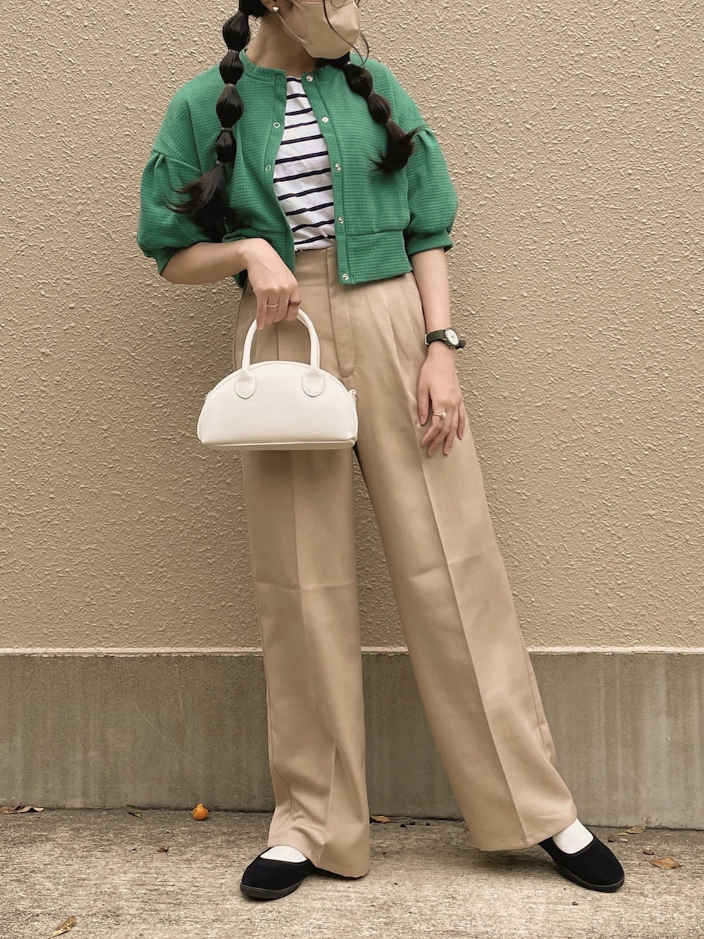 グリーン系のカーディガン/ボレロ、その他のトップス、ベージュ系のパンツを着用したレディースの夏コーディネートの5枚目の写真