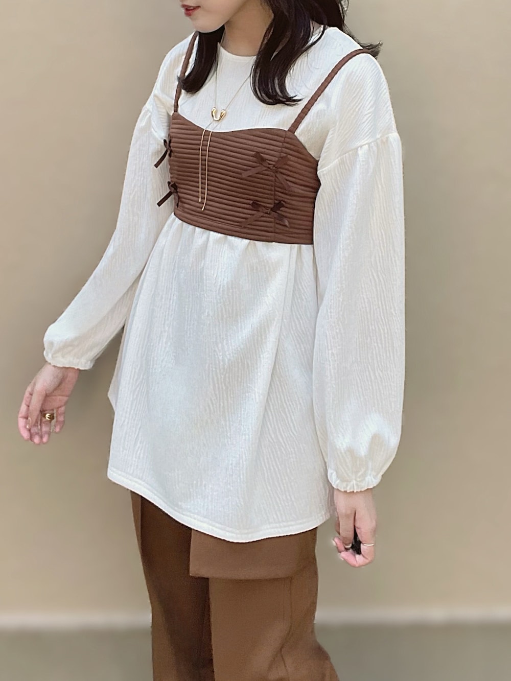 ブラウン系のその他トップス、ブラウン系のスラックス、ブラウン系のパンプスを着用したレディースの秋コーディネートの3枚目の写真