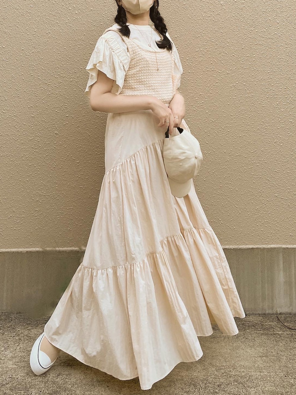 ベージュ系のシャツ/ブラウス、ホワイト系のベスト、ベージュ系のスカートを着用したレディースの秋コーディネートの3枚目の写真