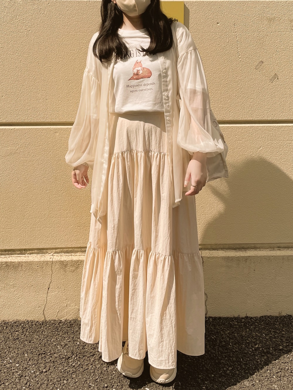 ホワイト系のTシャツ/カットソー、ホワイト系のシャツ/ブラウス、ベージュ系のスカートを着用したレディースの秋コーディネートの2枚目の写真