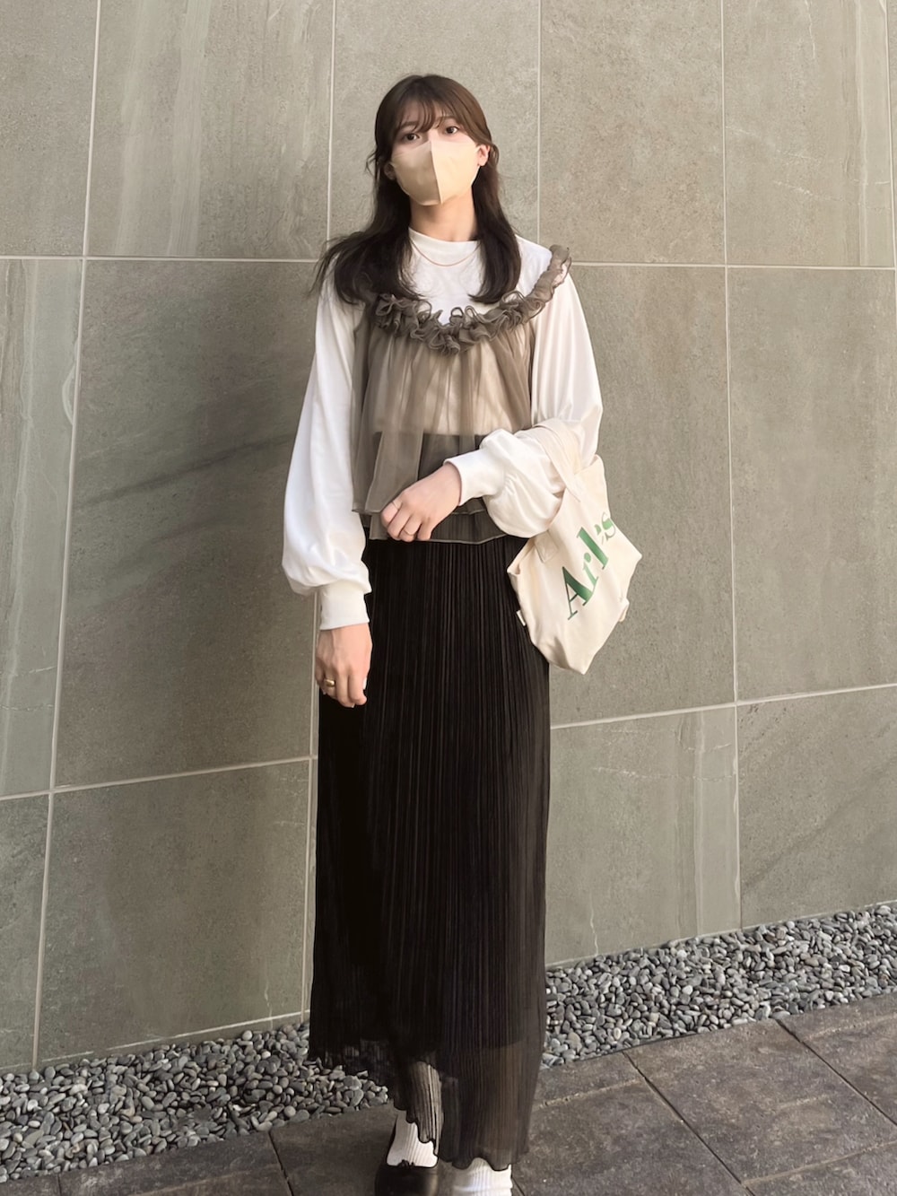 ホワイト系のTシャツ/カットソー、ブラック系のスカート、ブラック系のバレエシューズを着用したレディースの秋コーディネートの3枚目の写真