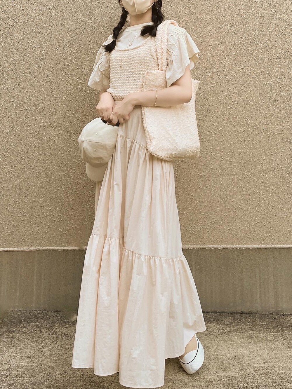 ベージュ系のシャツ/ブラウス、ホワイト系のベスト、ベージュ系のスカートを着用したレディースの秋コーディネートの2枚目の写真