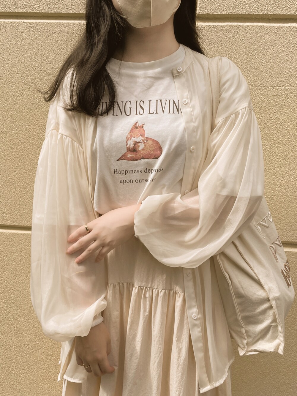 ホワイト系のTシャツ/カットソー、ホワイト系のシャツ/ブラウス、ベージュ系のスカートを着用したレディースの秋コーディネートの4枚目の写真