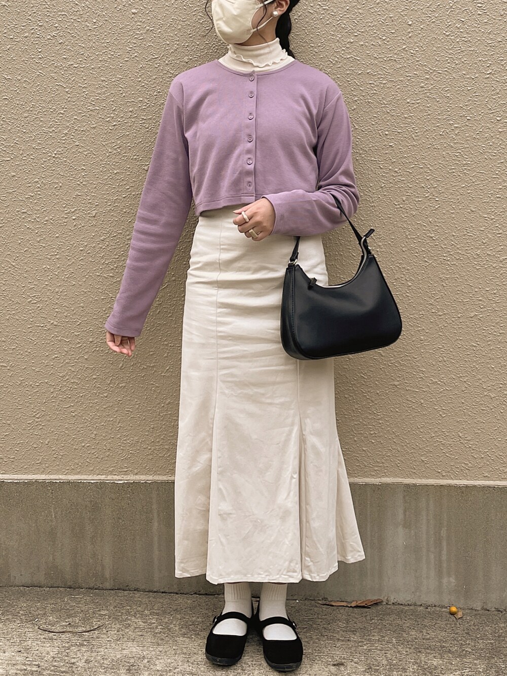 パープル系のカーディガン/ボレロ、ブラック系のバッグ、ホワイト系のスカートを着用したレディースの春コーディネートの2枚目の写真