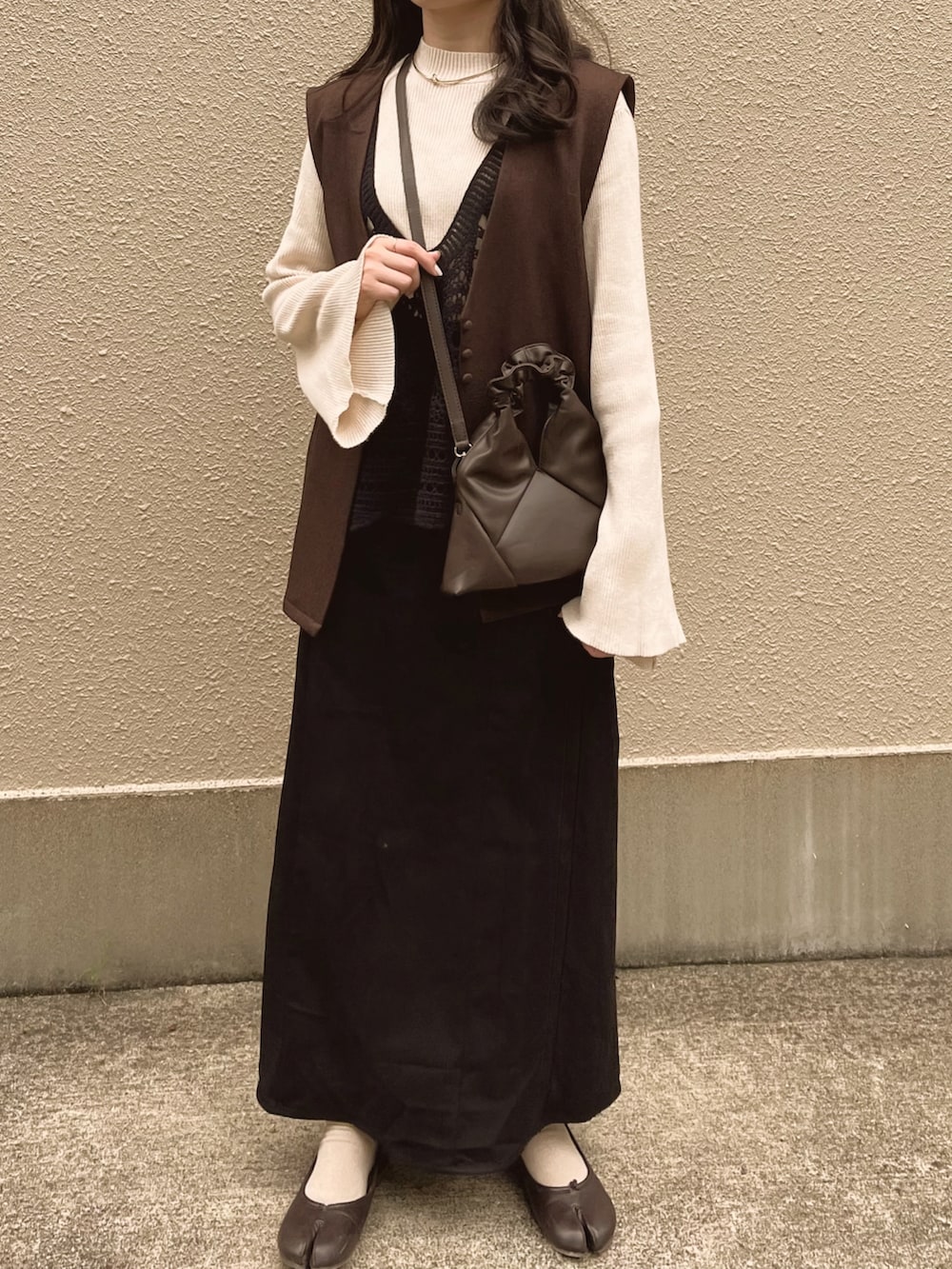 「ベスト、淡色コーデ、秋服、しまむら、しまむらコーデ、秋冬コーデ、オトナ女子、お洒落さんとつながりたい、レイヤードスタイル、高身長女子、高身長コーデ、タイトスカート、ブラックコーデ、ブラウンコーデ、ニットベスト」｜「Babのクロシェ編みベスト（ベスト、ブラック系）」を使った、mogさん（骨格ストレート・レディース・164cm）の秋コーディネートの3枚目の写真