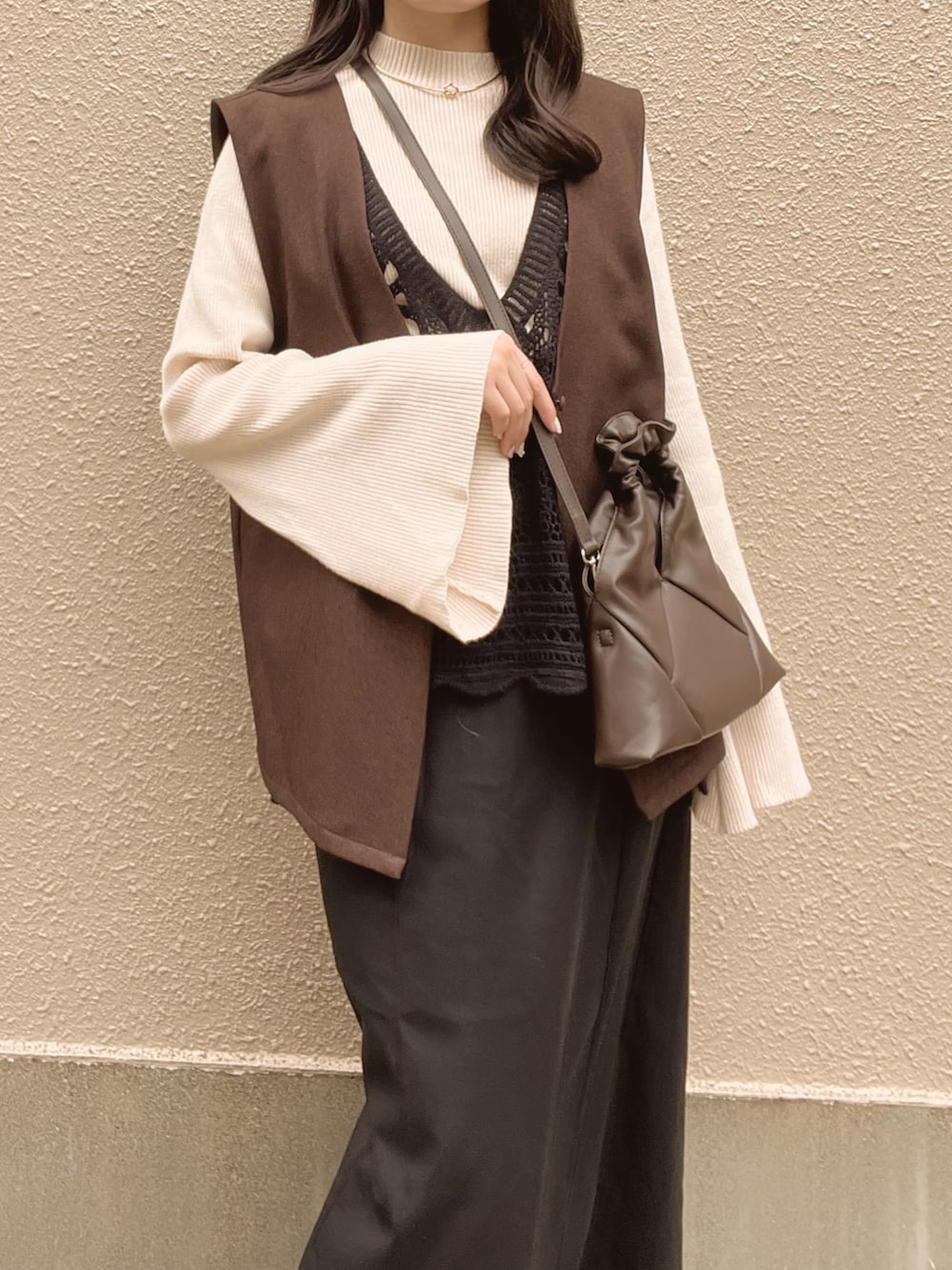 「ベスト、淡色コーデ、秋服、しまむら、しまむらコーデ、秋冬コーデ、オトナ女子、お洒落さんとつながりたい、レイヤードスタイル、高身長女子、高身長コーデ、タイトスカート、ブラックコーデ、ブラウンコーデ、ニットベスト」｜「Babのクロシェ編みベスト（ベスト、ブラック系）」を使った、mogさん（骨格ストレート・レディース・164cm）の秋コーディネートの2枚目の写真