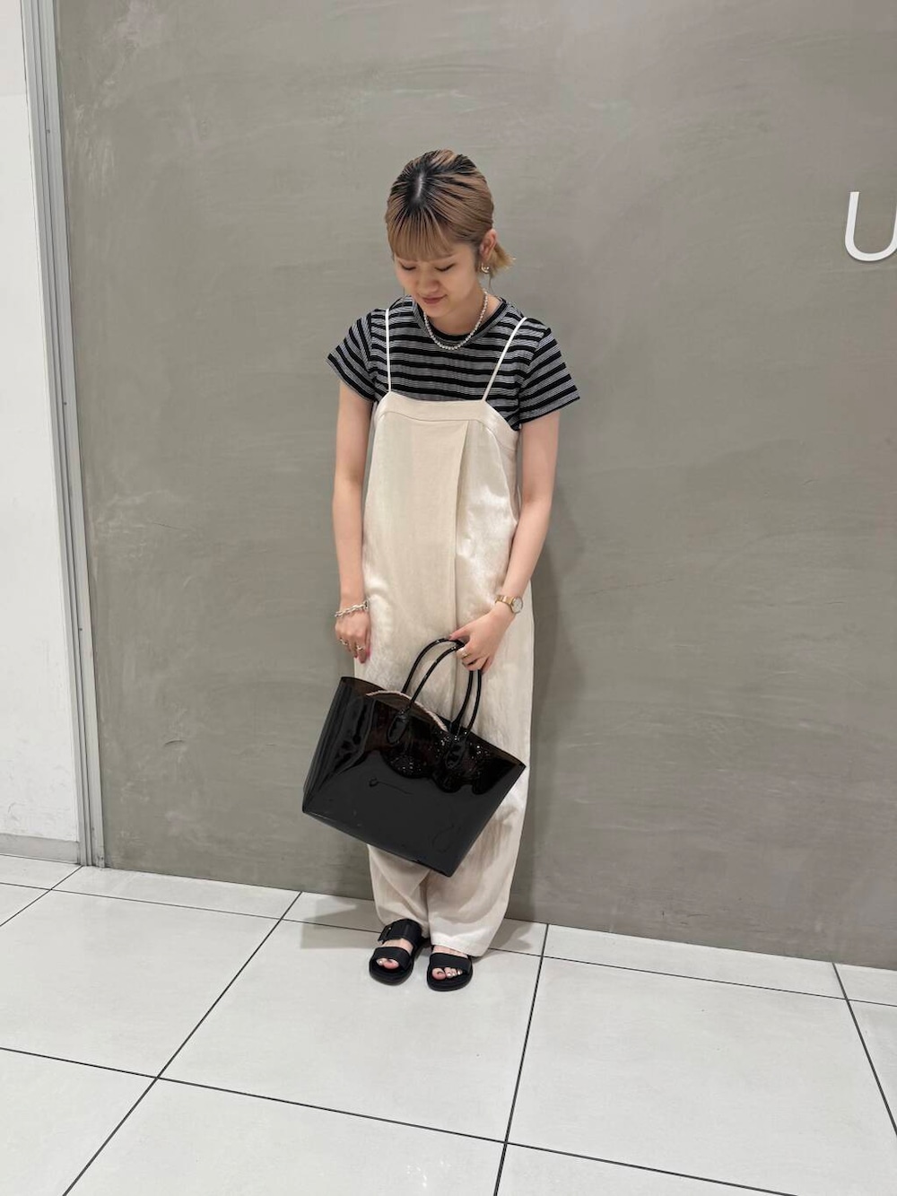 「オールインワン、URBANRESEARCH、夏コーデ、ボーダートップス、ここでしか手に入らない別注アイテム、最旬サンダルスタイル」｜「URBAN RESEARCHのラップデザインベアオールインワン（サロペット/オーバーオール、ベージュ系）」を使った、misatoさん（レディース・158cm）の夏コーディネートの2枚目の写真