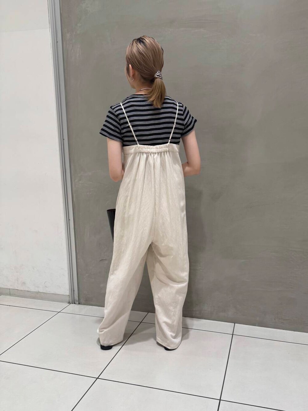 「オールインワン、URBANRESEARCH、夏コーデ、ボーダートップス、ここでしか手に入らない別注アイテム、最旬サンダルスタイル」｜「URBAN RESEARCHのラップデザインベアオールインワン（サロペット/オーバーオール、ベージュ系）」を使った、misatoさん（レディース・158cm）の夏コーディネートの3枚目の写真