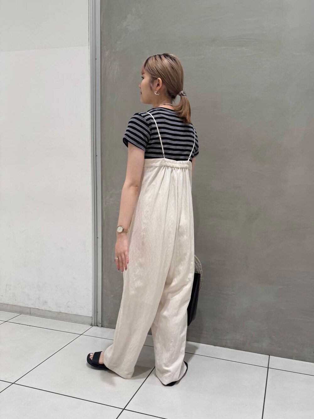 「オールインワン、URBANRESEARCH、夏コーデ、ボーダートップス、ここでしか手に入らない別注アイテム、最旬サンダルスタイル」｜「URBAN RESEARCHのラップデザインベアオールインワン（サロペット/オーバーオール、ベージュ系）」を使った、misatoさん（レディース・158cm）の夏コーディネートの5枚目の写真