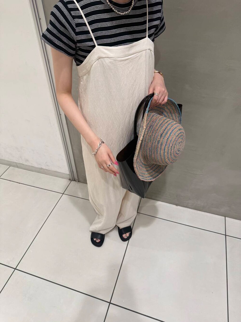 「オールインワン、URBANRESEARCH、夏コーデ、ボーダートップス、ここでしか手に入らない別注アイテム、最旬サンダルスタイル」｜「URBAN RESEARCHのラップデザインベアオールインワン（サロペット/オーバーオール、ベージュ系）」を使った、misatoさん（レディース・158cm）の夏コーディネートの6枚目の写真