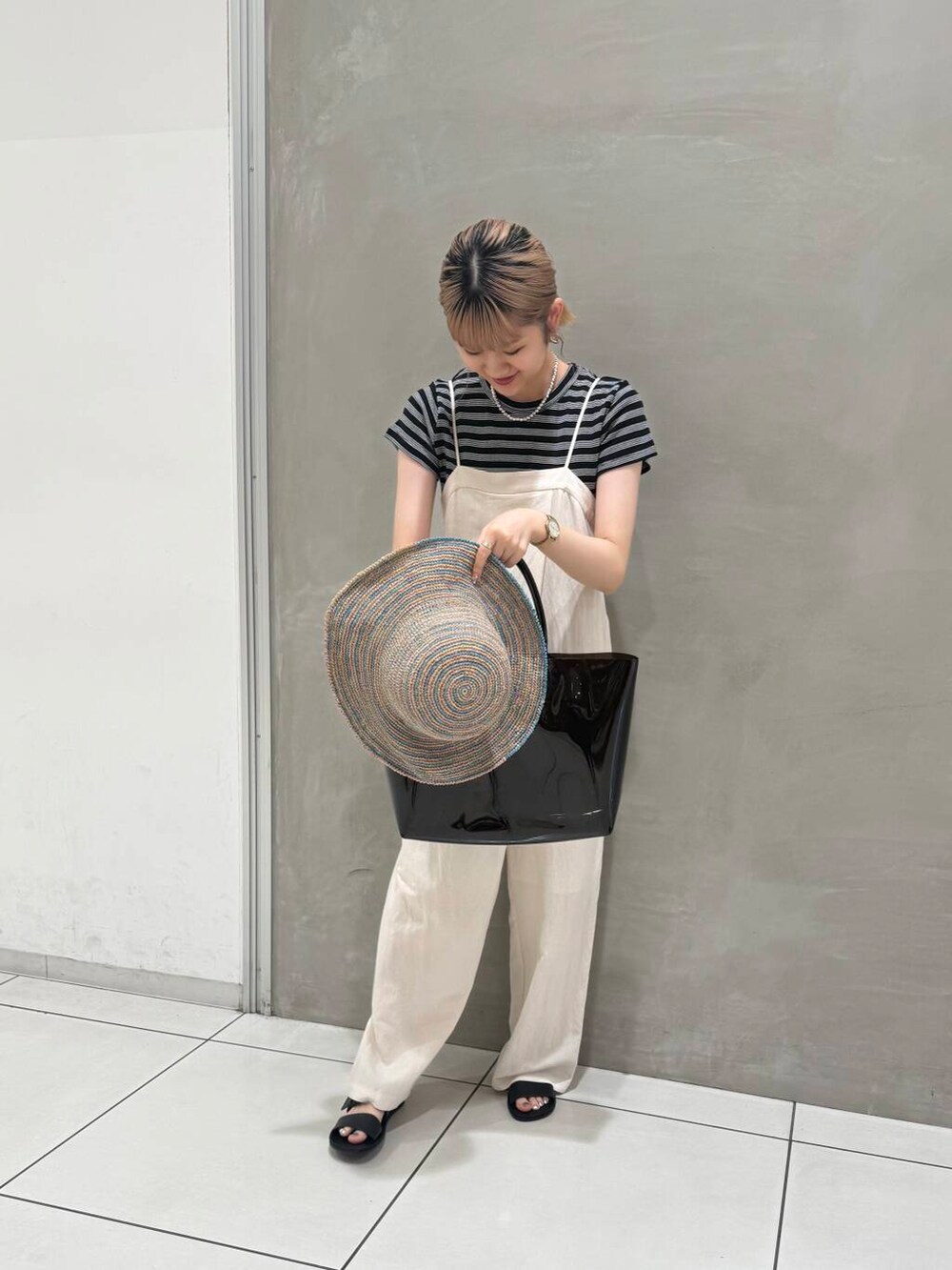 「オールインワン、URBANRESEARCH、夏コーデ、ボーダートップス、ここでしか手に入らない別注アイテム、最旬サンダルスタイル」｜「URBAN RESEARCHのラップデザインベアオールインワン（サロペット/オーバーオール、ベージュ系）」を使った、misatoさん（レディース・158cm）の夏コーディネートの4枚目の写真