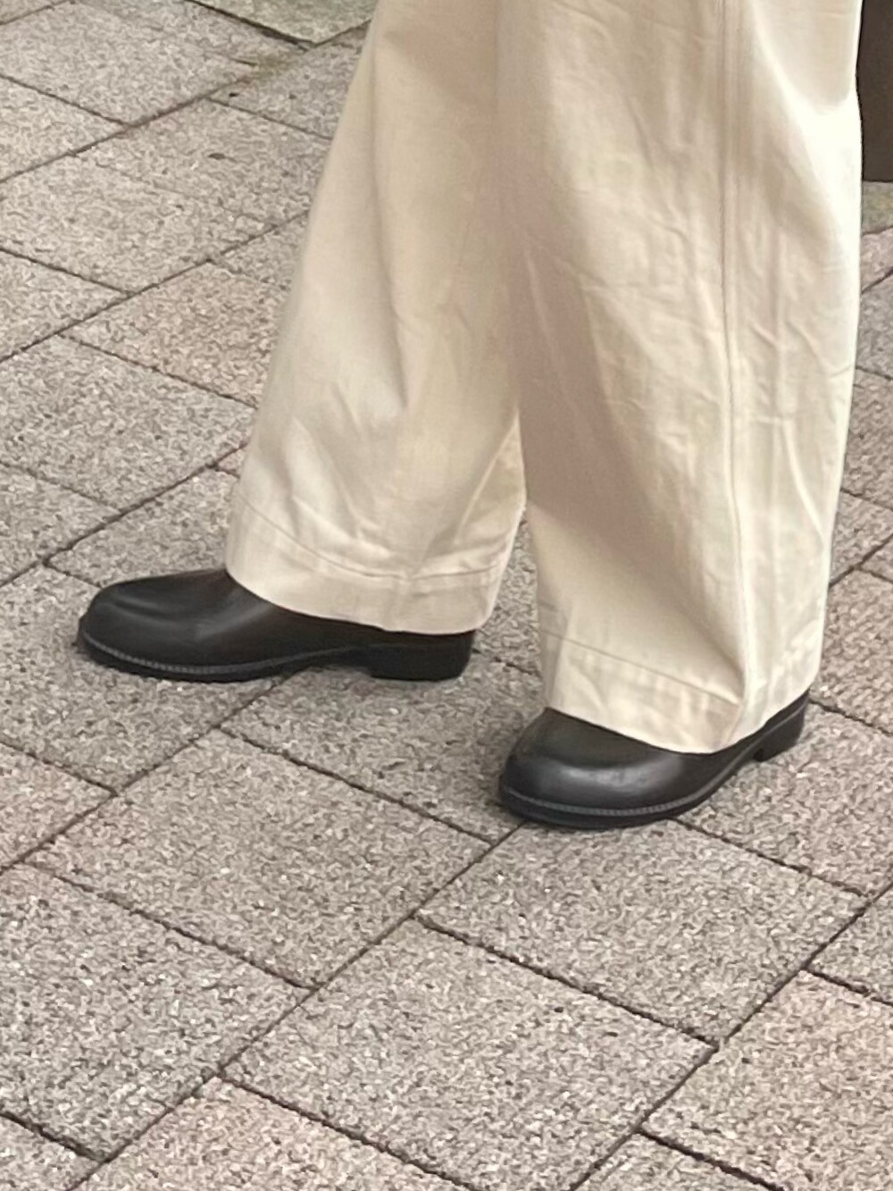 ブラウン系のレインシューズ、ホワイト系のデニムパンツ、ホワイト系のトートバッグを着用したレディースの夏コーディネートの3枚目の写真
