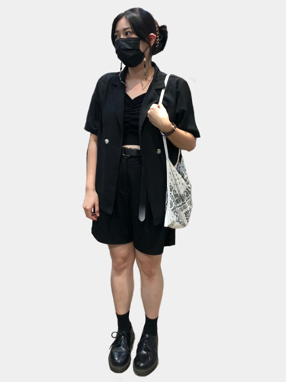 ブラック系のその他パンツ、ブラック系のブーツ、ブラック系のニット/セーターを着用したレディースの秋コーディネートの2枚目の写真