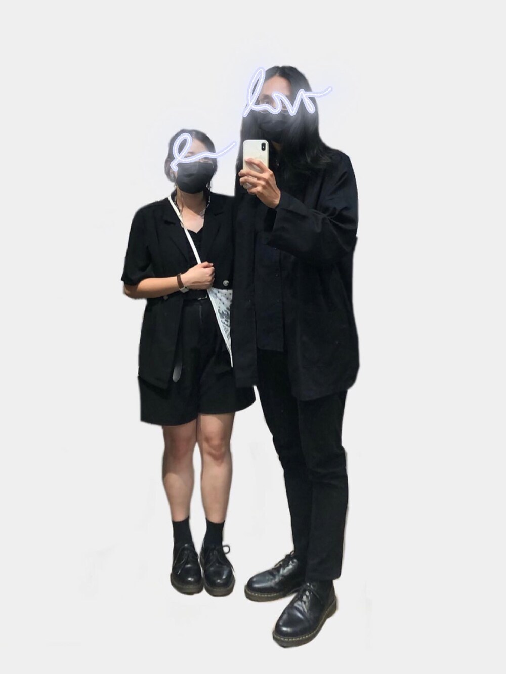 ブラック系のその他パンツ、ブラック系のブーツ、ブラック系のニット/セーターを着用したレディースの秋コーディネートの3枚目の写真