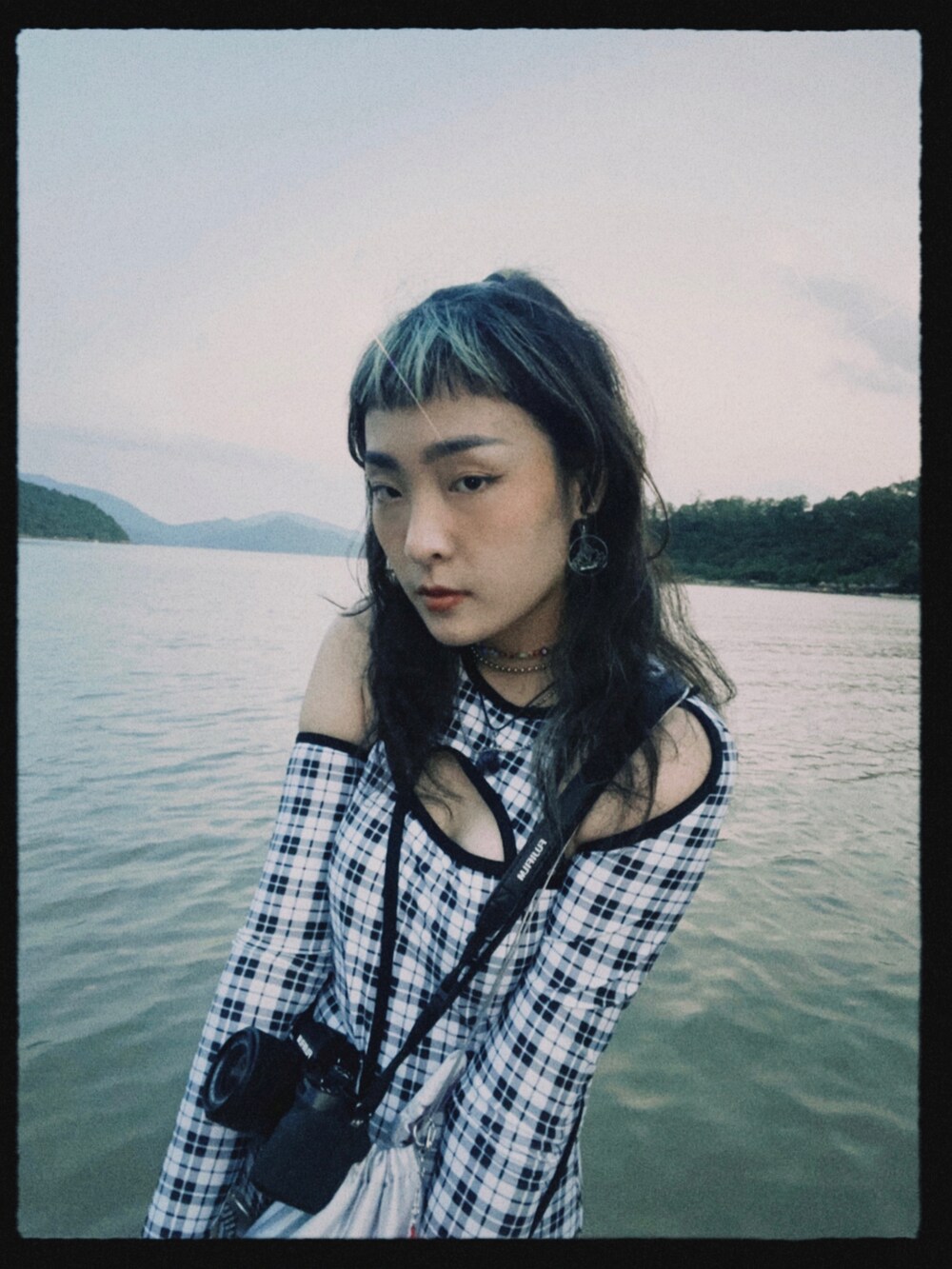 ホワイト系の水着を着用したレディースの秋コーディネートの2枚目の写真