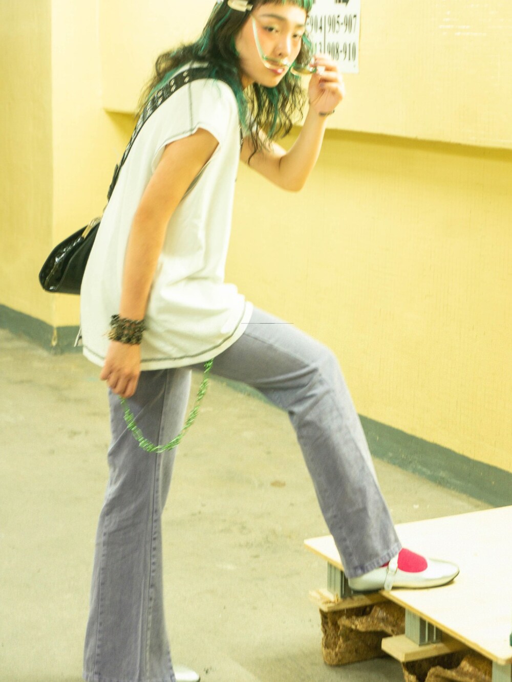 ホワイト系のTシャツ/カットソー、パープル系のチノパンツ、シルバー系のスリッポンを着用したレディースの秋コーディネートの4枚目の写真