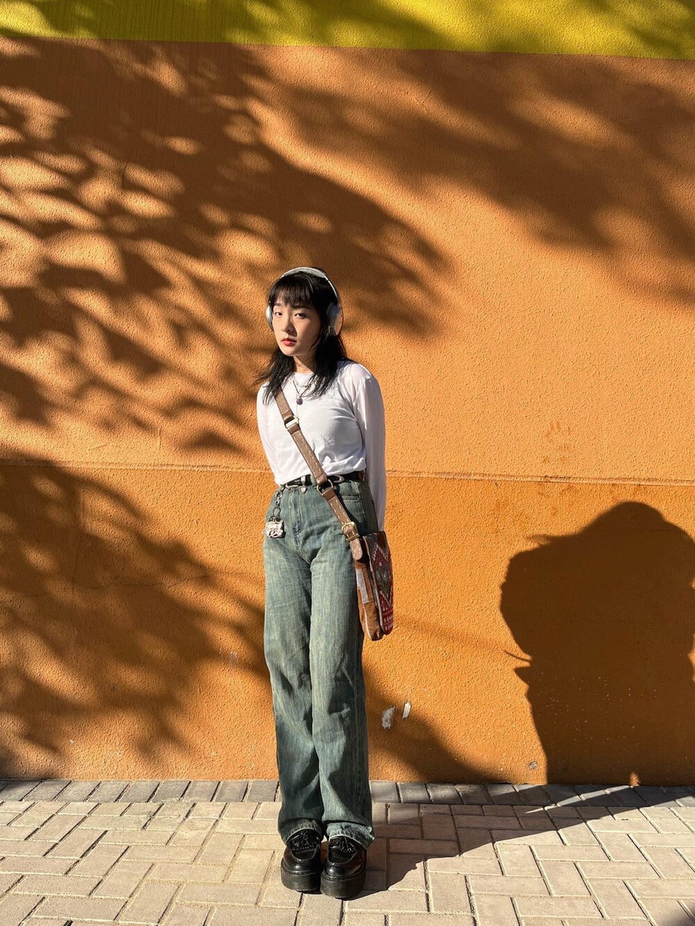 ホワイト系のTシャツ/カットソー、ブラック系のローファーを着用したレディースの冬コーディネートの2枚目の写真