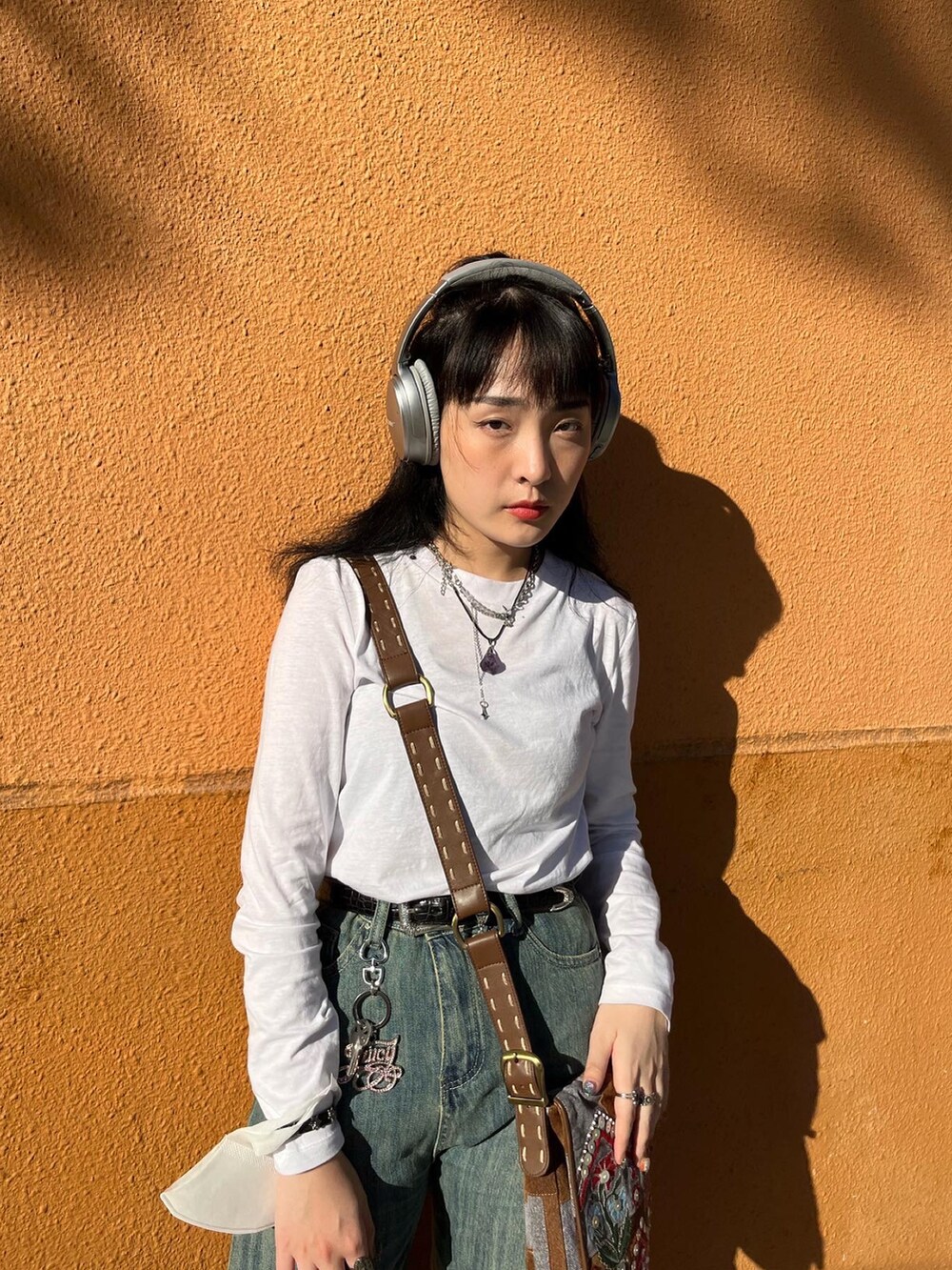 ホワイト系のTシャツ/カットソー、ブラック系のローファーを着用したレディースの冬コーディネートの3枚目の写真