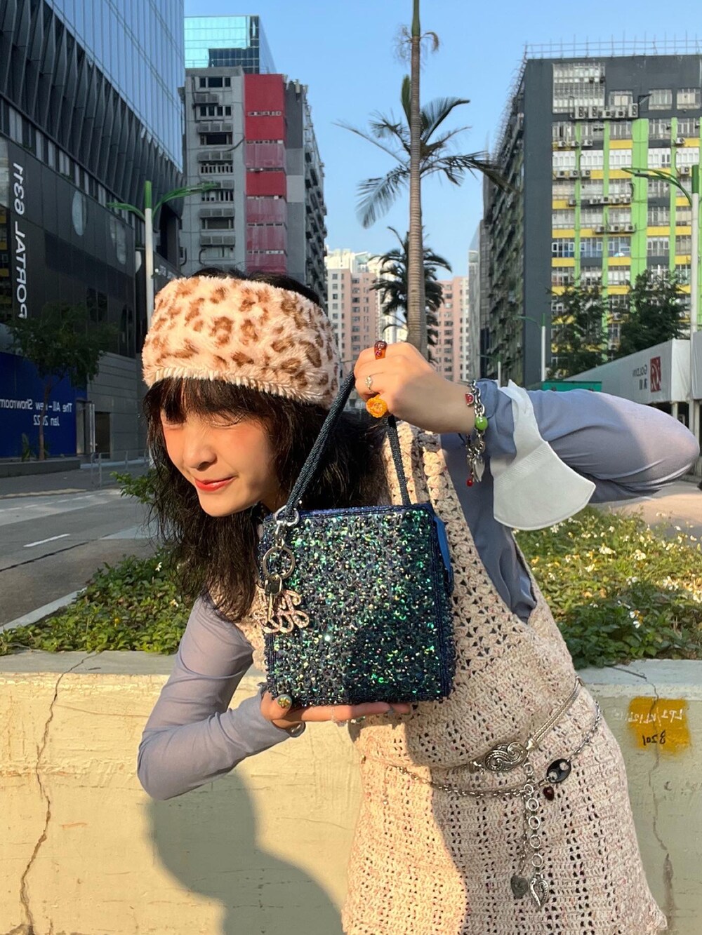 ブラック系のスリッポン、ブルー系のデニムパンツ、ピンク系のニット/セーターを着用したレディースの冬コーディネートの2枚目の写真