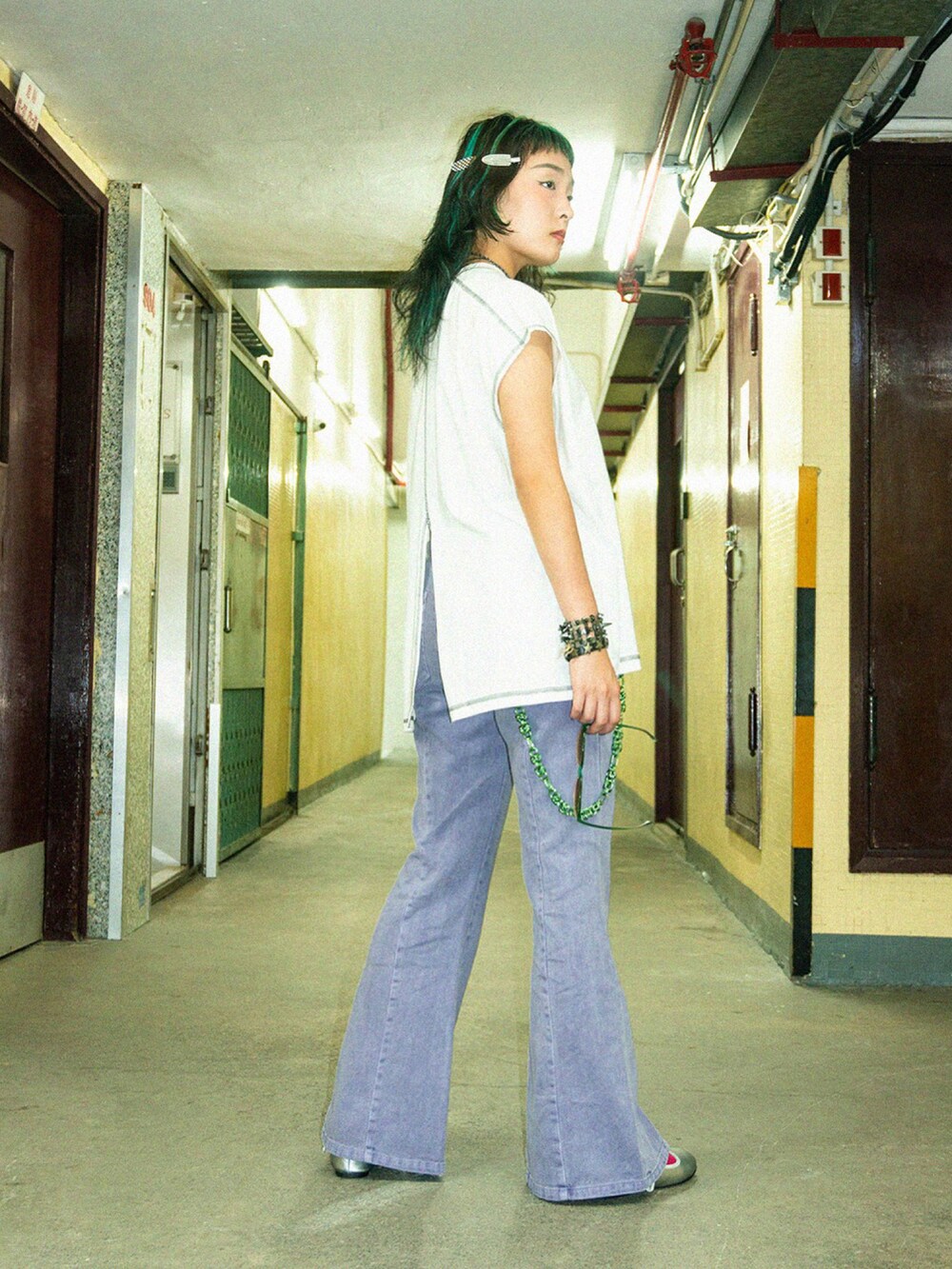 ホワイト系のTシャツ/カットソー、パープル系のチノパンツ、シルバー系のスリッポンを着用したレディースの秋コーディネートの2枚目の写真