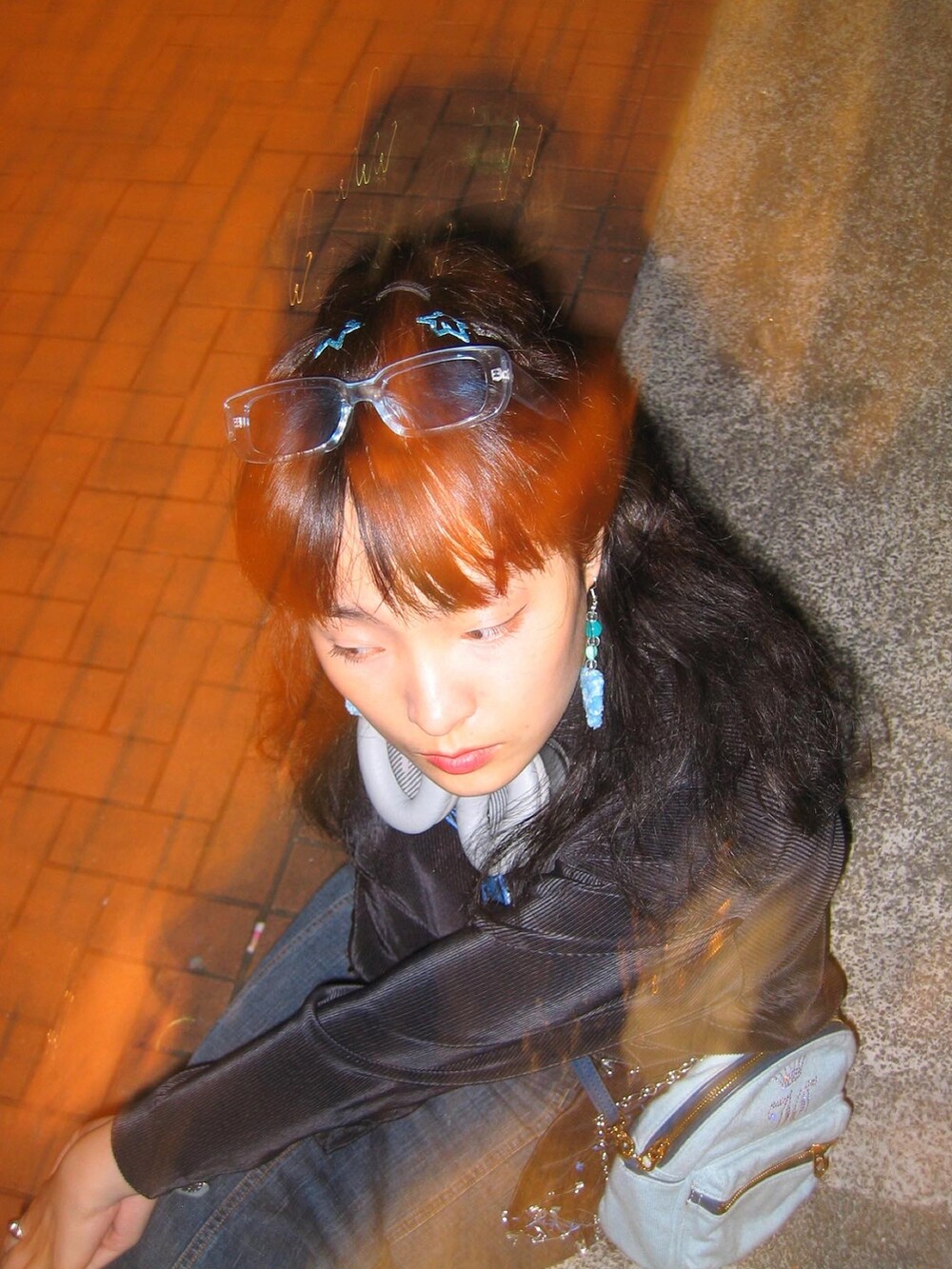 ブルー系のバッグ、ブラック系のサンダル、ブルー系のデニムスカートを着用したレディースの冬コーディネートの3枚目の写真