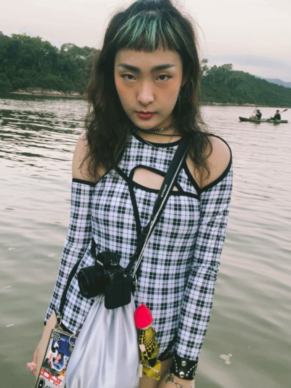 ホワイト系の水着を着用したレディースの秋コーディネートの3枚目の写真