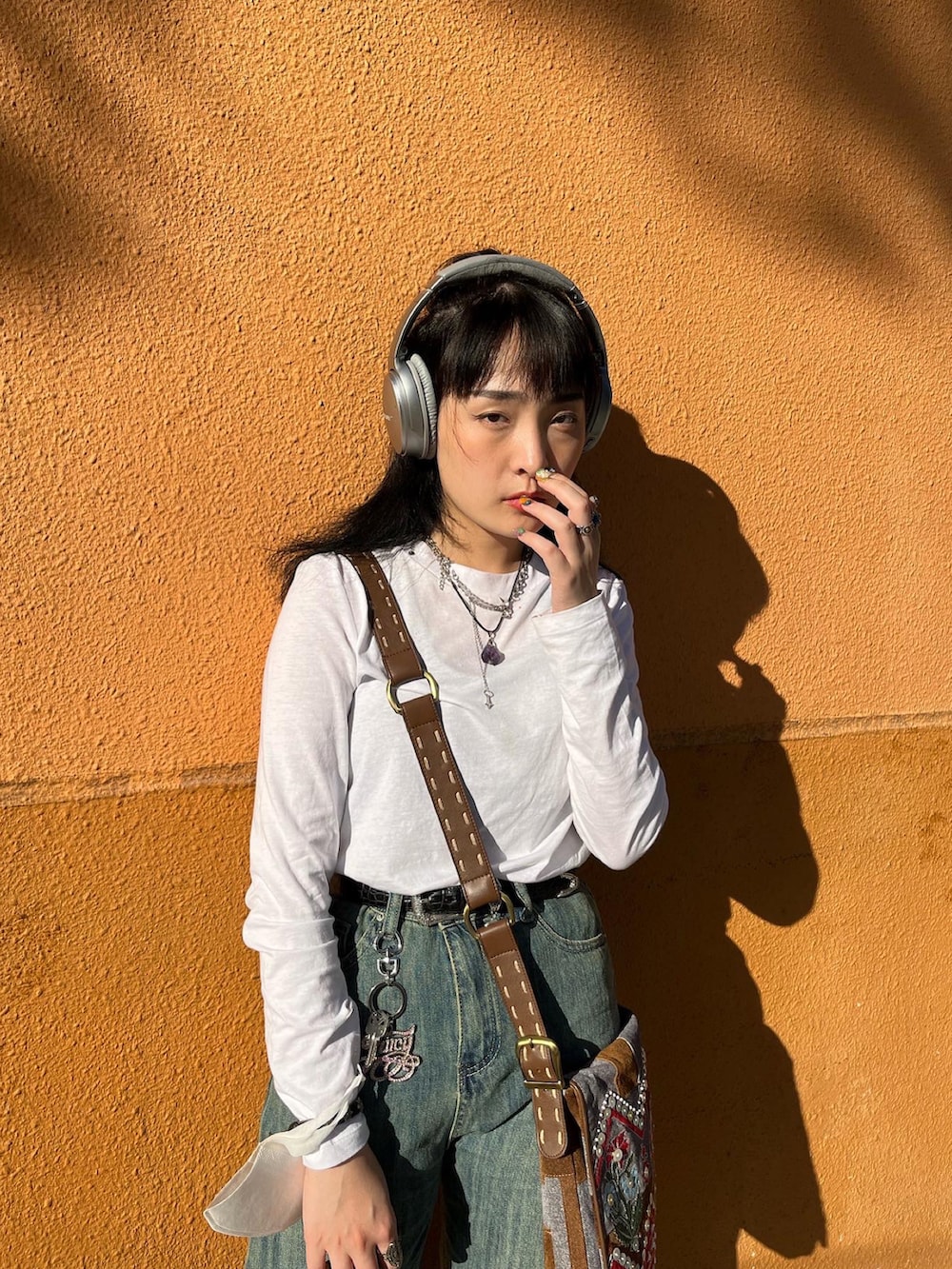 ホワイト系のTシャツ/カットソー、ブラック系のローファーを着用したレディースの冬コーディネートの4枚目の写真