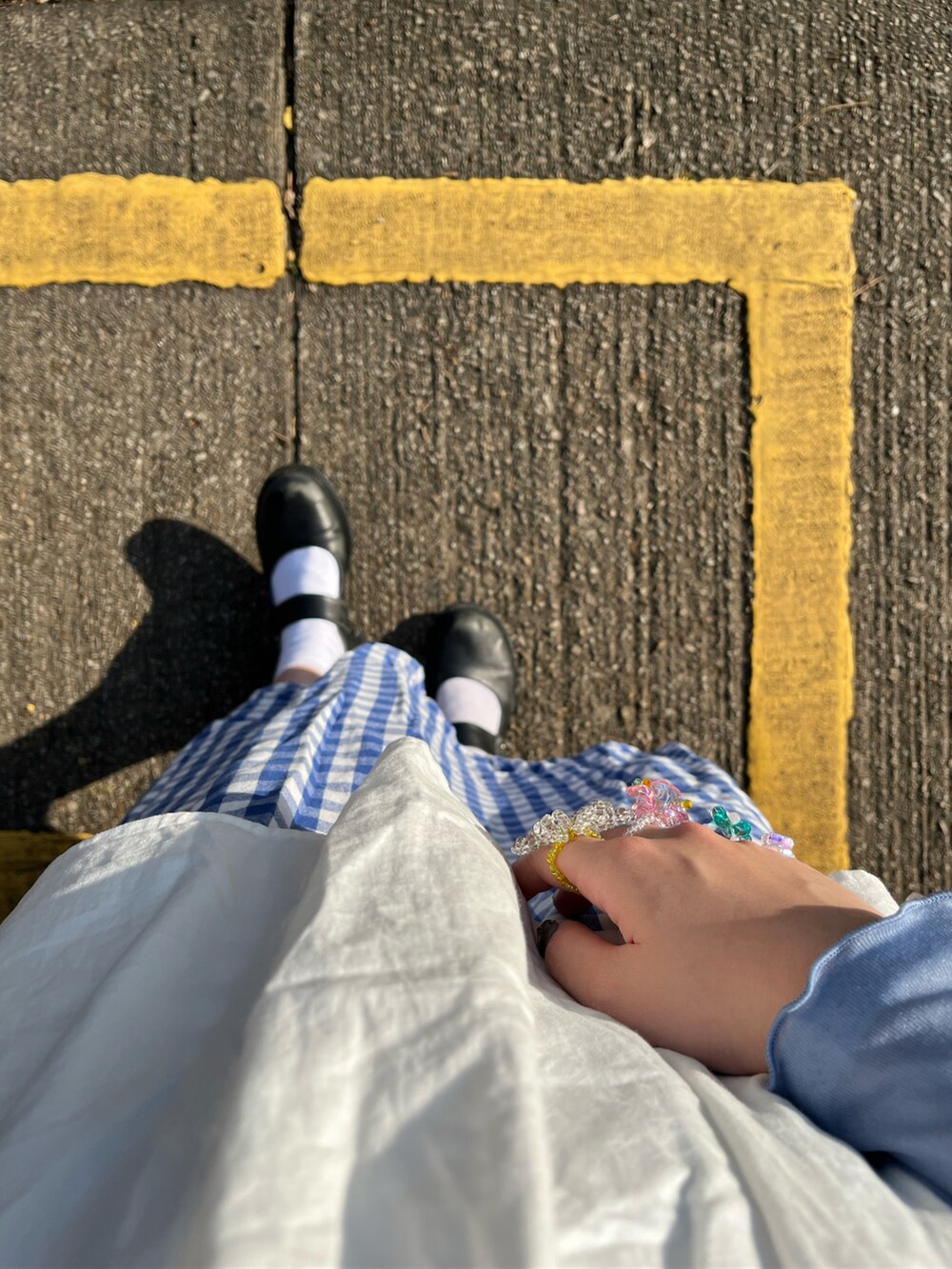 ブルー系のTシャツ/カットソー、ホワイト系のキャミソールを着用したレディースの秋コーディネートの2枚目の写真