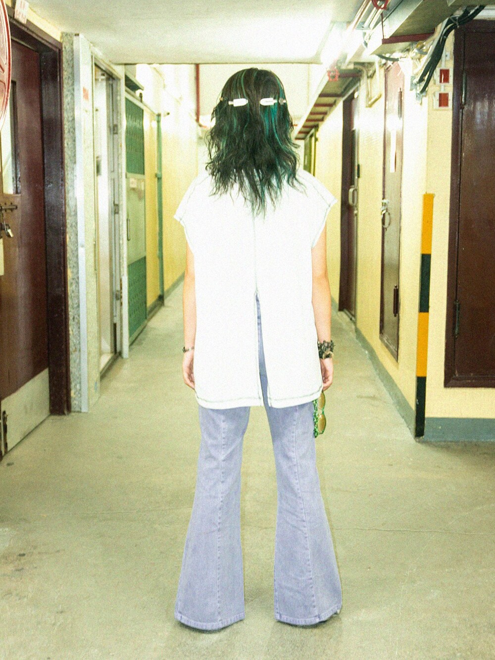 ホワイト系のTシャツ/カットソー、パープル系のチノパンツ、シルバー系のスリッポンを着用したレディースの秋コーディネートの3枚目の写真