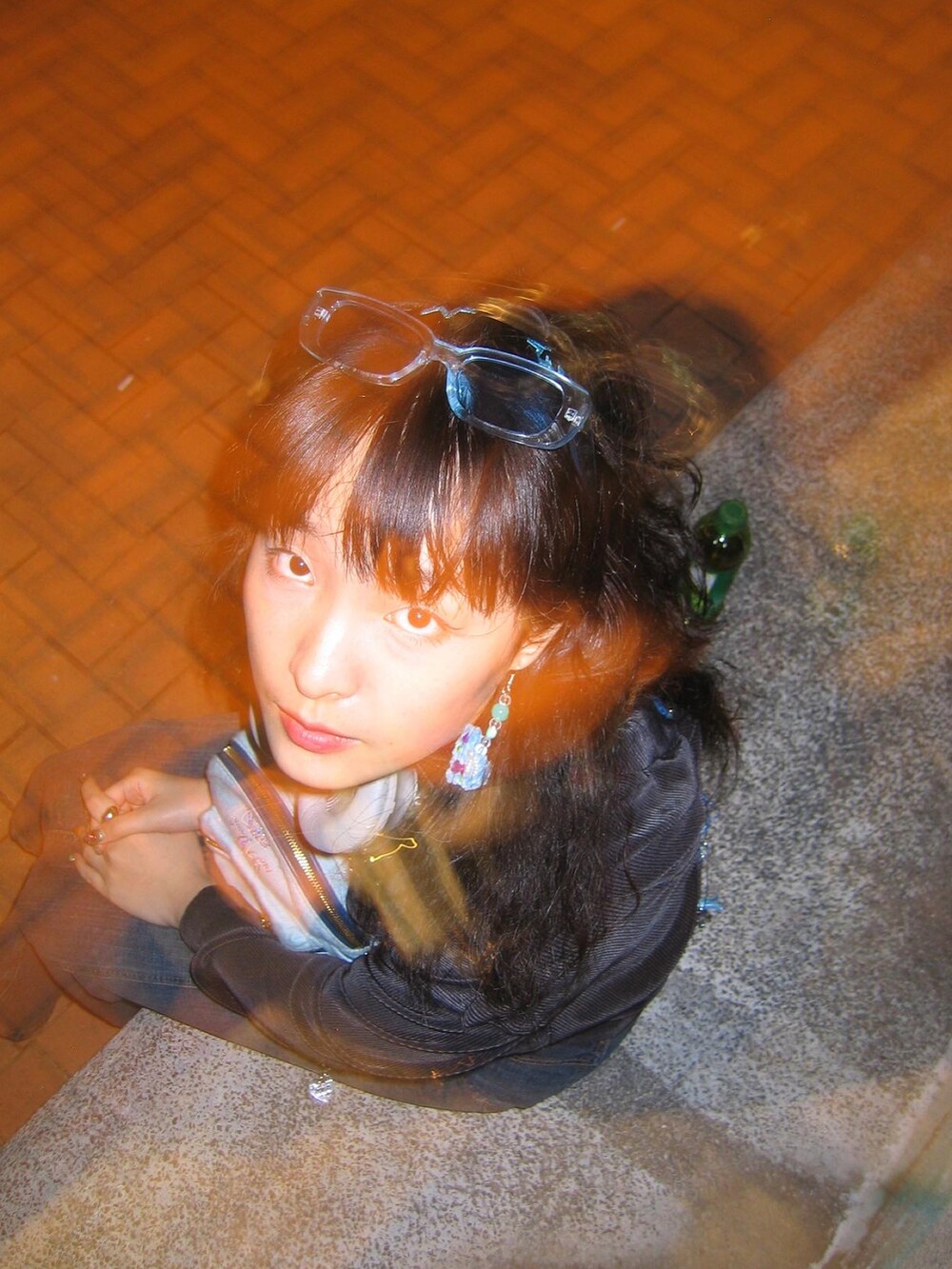 ブルー系のバッグ、ブラック系のサンダル、ブルー系のデニムスカートを着用したレディースの冬コーディネートの2枚目の写真