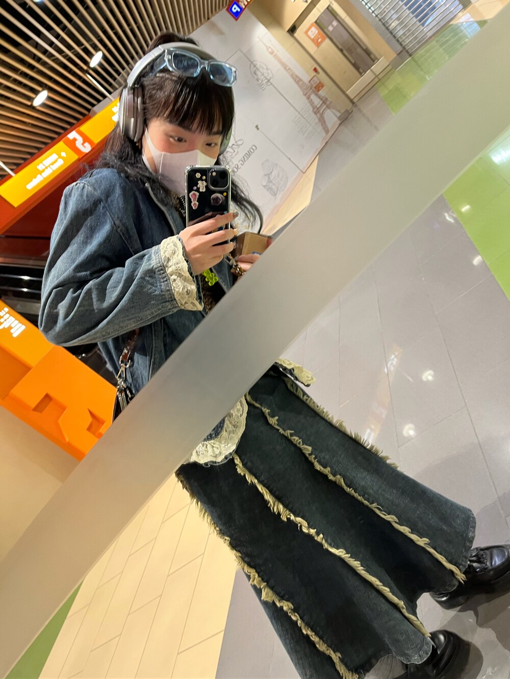 ブルー系のデニムジャケット、ブルー系のデニムスカートを着用したレディースの冬コーディネートの3枚目の写真