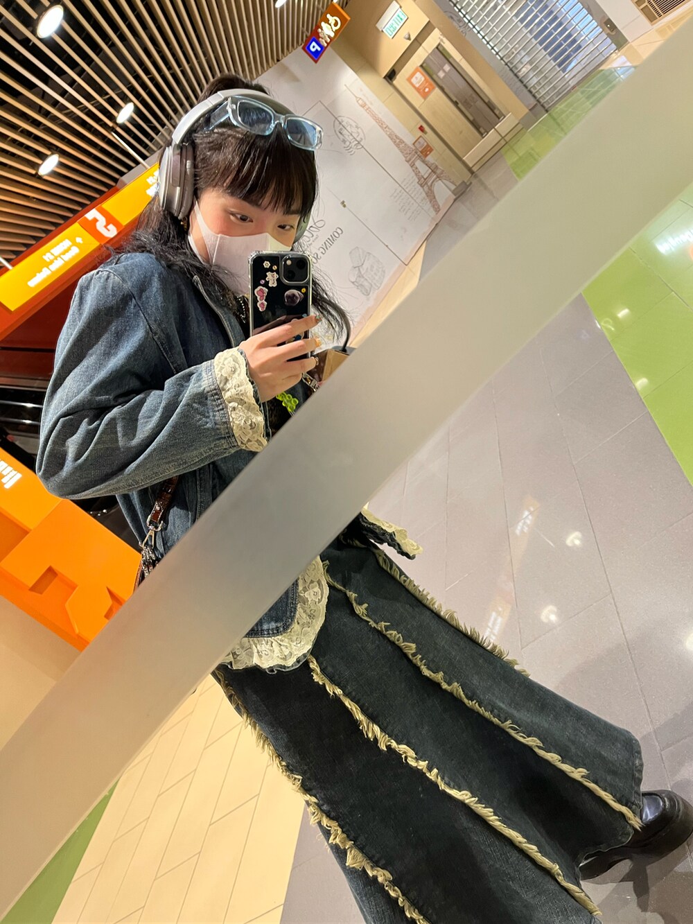 ブルー系のデニムジャケット、ブルー系のデニムスカートを着用したレディースの冬コーディネートの2枚目の写真