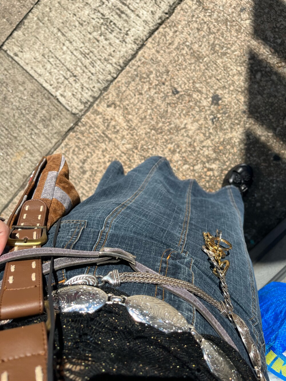 ブラック系のニット/セーター、ブルー系のデニムスカートを着用したレディースの秋コーディネートの2枚目の写真