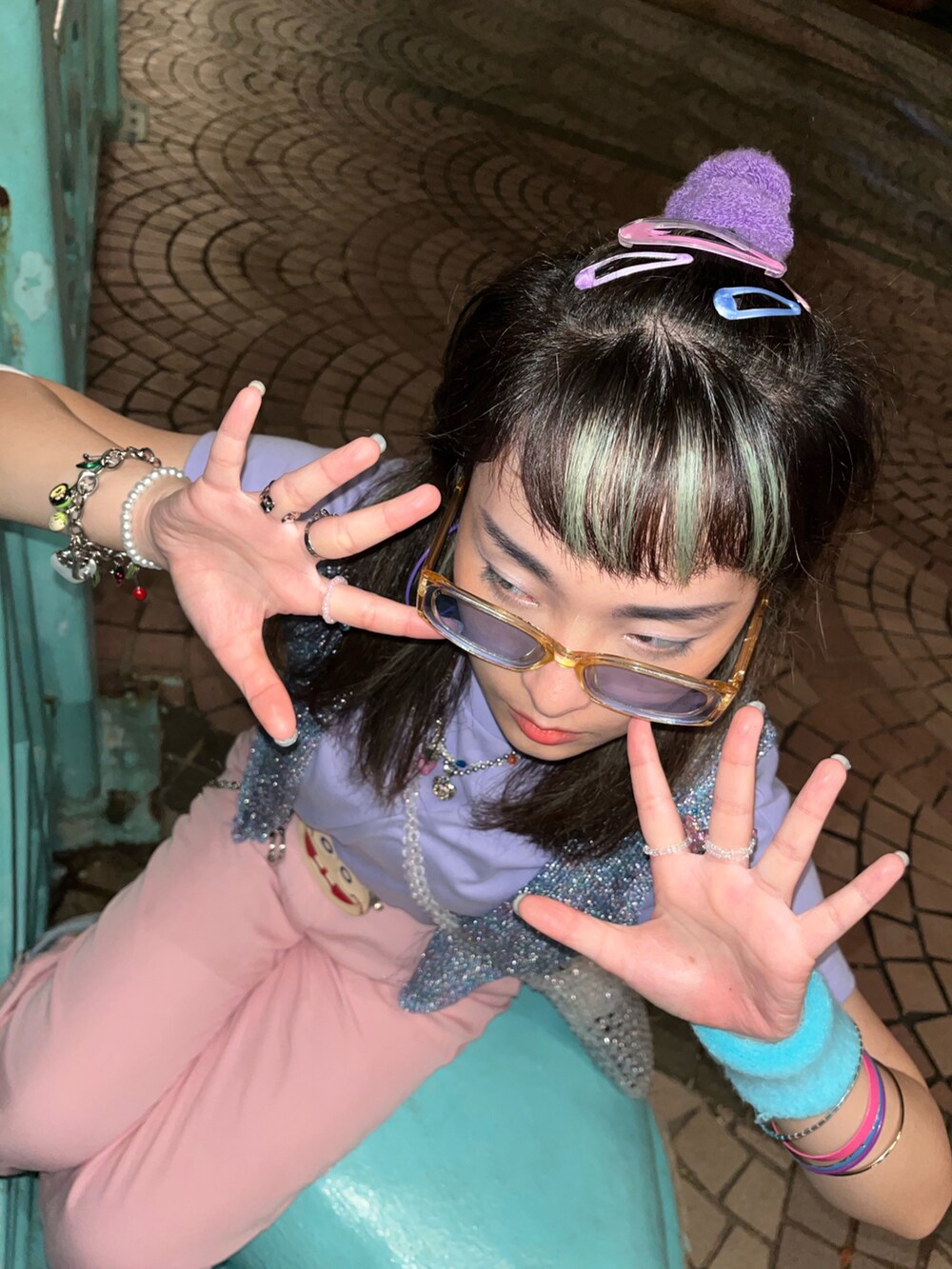 ピンク系のチノパンツ、パープル系のTシャツ/カットソー、その他のバッグを着用したレディースの秋コーディネートの2枚目の写真