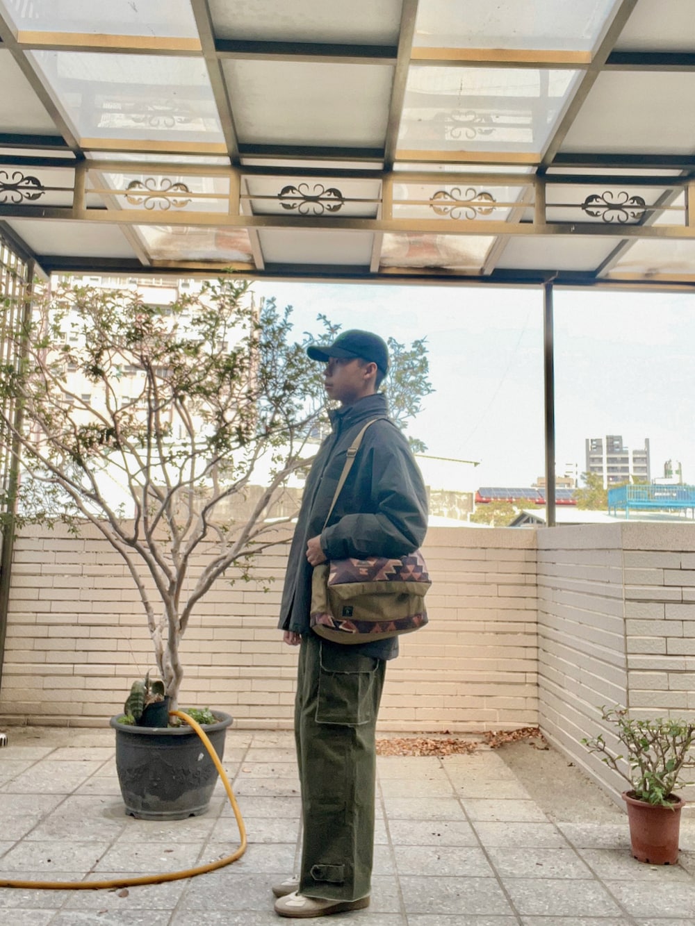 グレー系のミリタリージャケット、グレー系のジャージ、グリーン系のカーゴパンツを着用したメンズの冬コーディネートの4枚目の写真