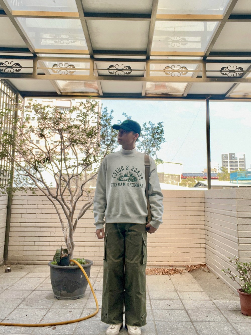 グレー系のミリタリージャケット、グレー系のジャージ、グリーン系のカーゴパンツを着用したメンズの冬コーディネートの2枚目の写真