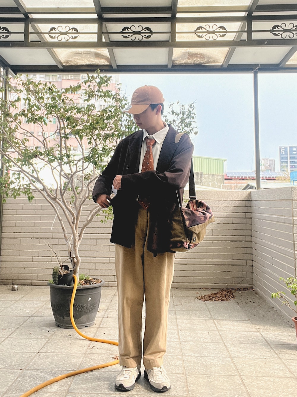「フォーマル、着回しコーデ、ミリタリーコーデ、ビンテージ、M65」｜「'47のアイテム（キャップ、ブラウン系）」を使った、Chein Mingさん（メンズ・168cm）の春コーディネートの2枚目の写真