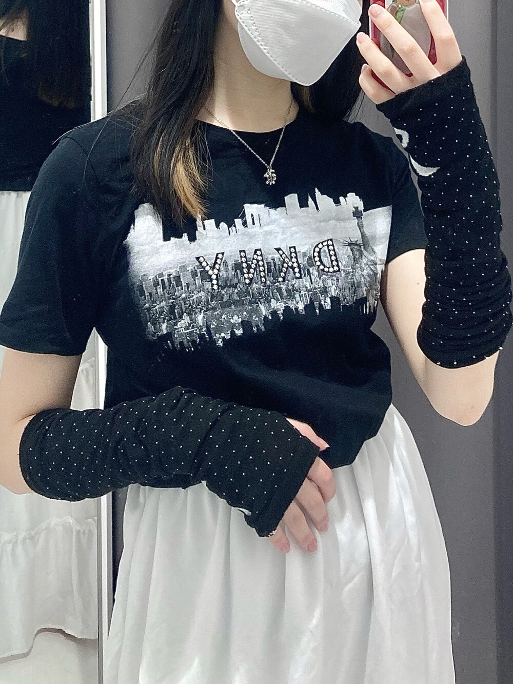 ブラック系のTシャツ/カットソー、その他のテーラードジャケット、ホワイト系のジャンパースカートを着用したレディースの春コーディネートの2枚目の写真