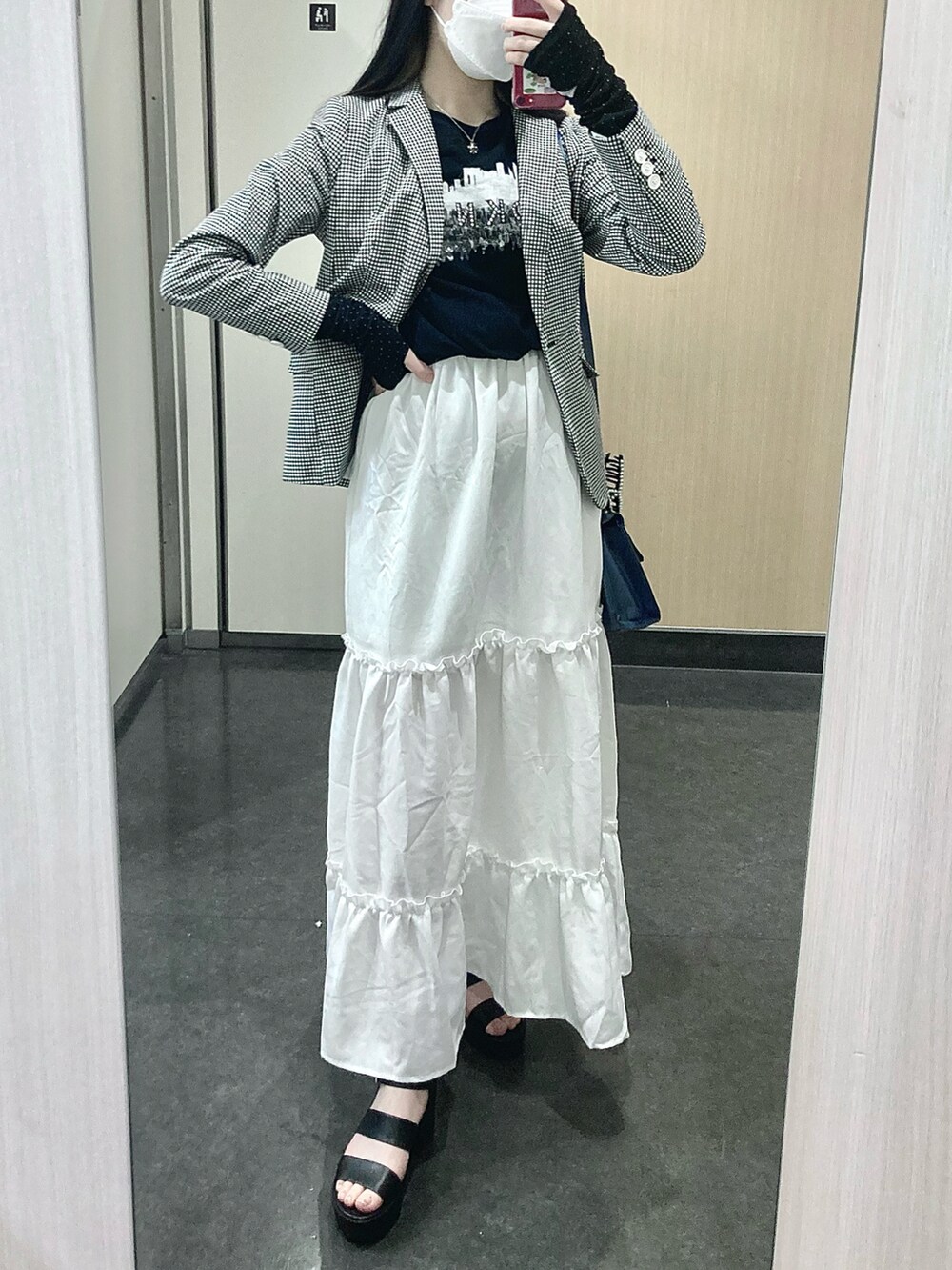 ブラック系のTシャツ/カットソー、その他のテーラードジャケット、ホワイト系のジャンパースカートを着用したレディースの春コーディネートの3枚目の写真