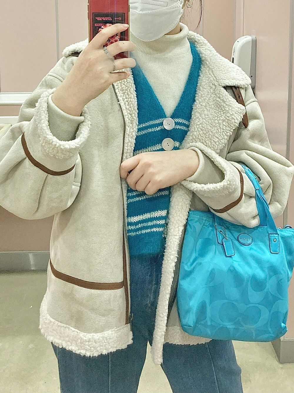 「カジュアル、タートルネック、UNIQLO、GU、デニム、あったかコーデ」｜「COACHのアイテム（ハンドバッグ、ブルー系）」を使った、台 さん（レディース・165cm）の冬コーディネートの2枚目の写真