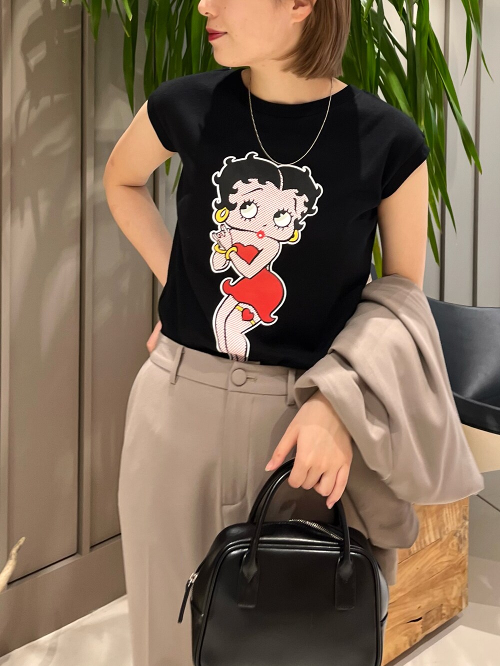 「BEAMS BOY、ボストンバッグ、春コーデ、セットアップ、レイヤードスタイル、プリントT、ootd、カジュアルコーデ、オトナ女子、おしゃれさんと繋がりたい、いいね、save、フォローお願いします🤑、バレエシューズ、ジャケット、きれいめカジュアル、タックイン」｜「BEAMS BOYのSCREEN STARS × Betty Boop × maturely / 別注 ノースリーブ Tシャツ（Tシャツ/カットソー、ブラック系）」を使った、しばさん（レディース・162cm）の春コーディネートの3枚目の写真